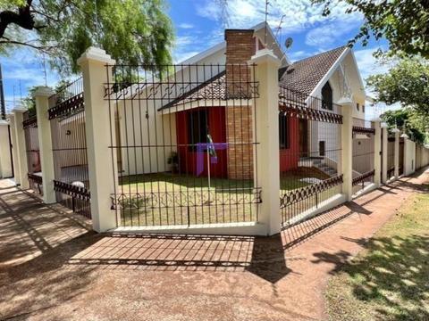 Geminado à venda em Maringá, Vila Morangueira, com 3 suítes, com 250 m²
